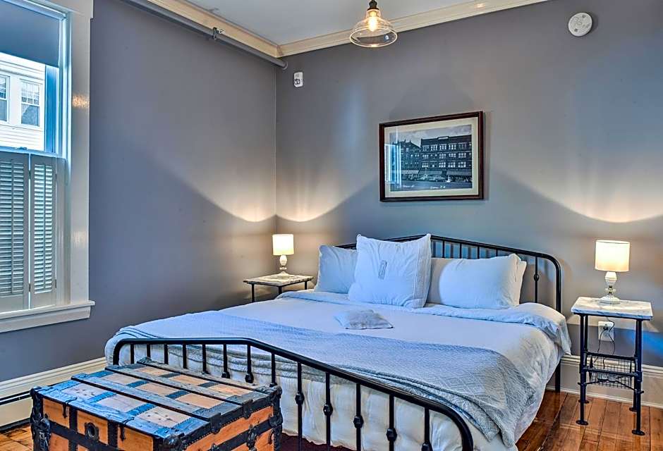 Photo 1 of 4 of Deluxe 1 King Bed