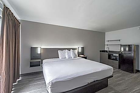 1 Queen Bed | ADA/RI Shower/Nsmk/Kitchen