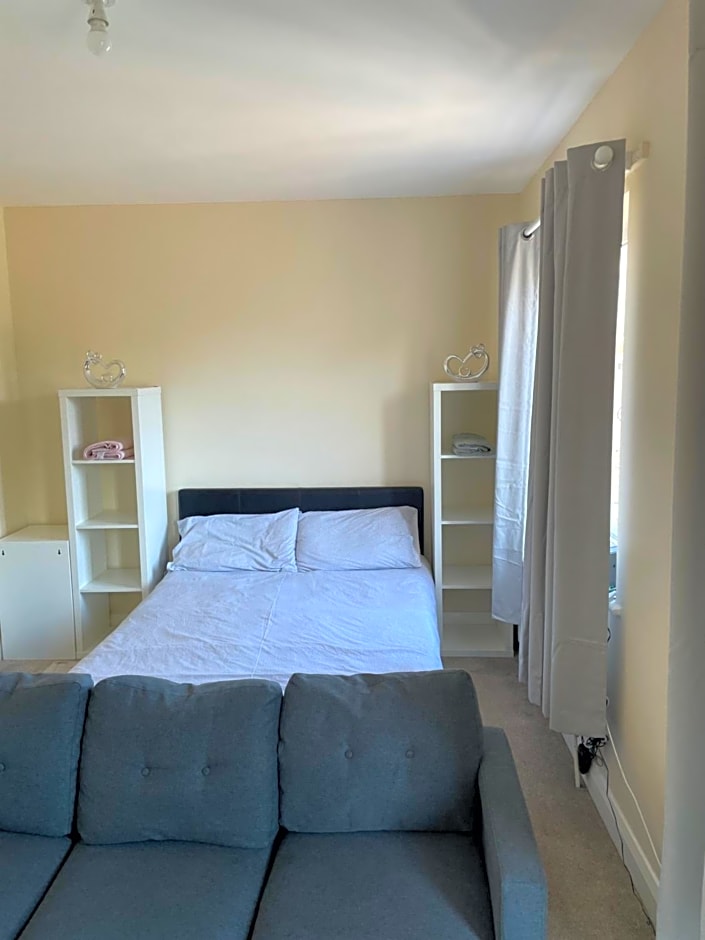 Private Rooms In A Cheerful 4-Bedroom Town House