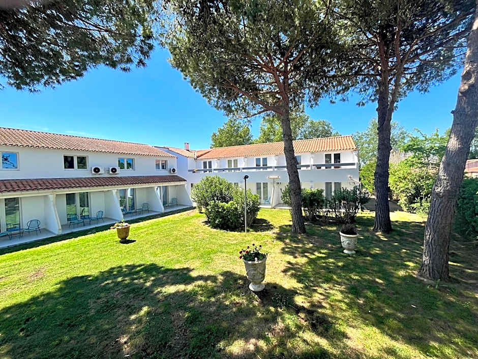 Artemia Aigues-Mortes - Hôtel avec piscine - Bornes électriques - Parking privé - Local vélo-moto