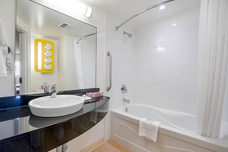 Motel 6 Kingston Ontario