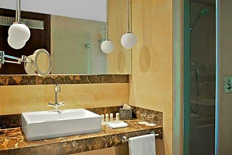 Premium Deluxe, Guest room, 1 King, Pyramids view
