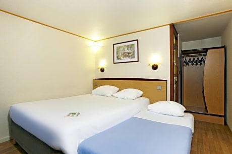 Triple Room with 3 single beds (2 Adults + 1 Child)