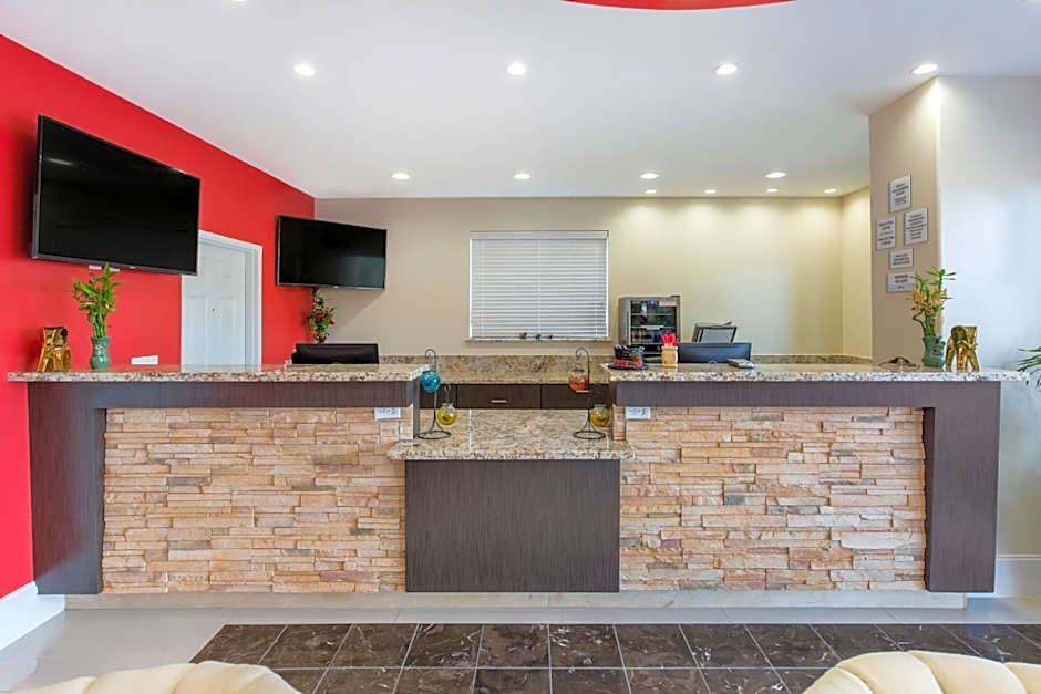 Econo Lodge Inn & Suites