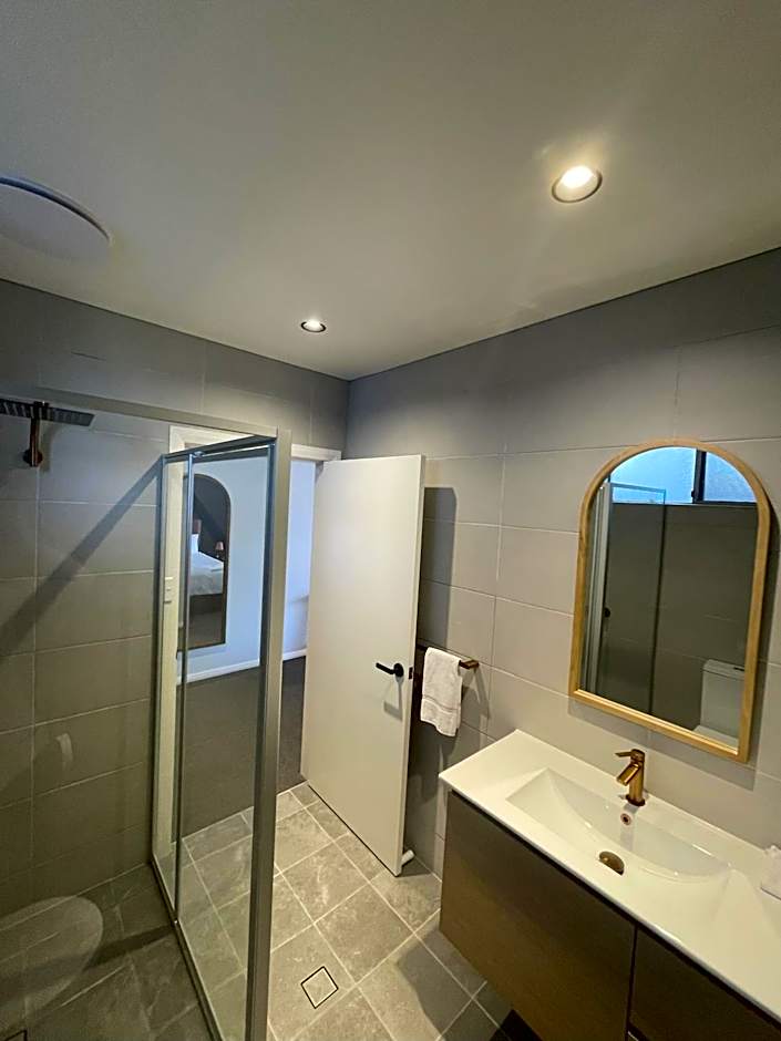 Palm and Pawn Motor Inn