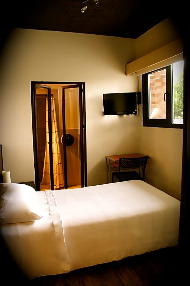 Aztic Hotel and Executive Suites