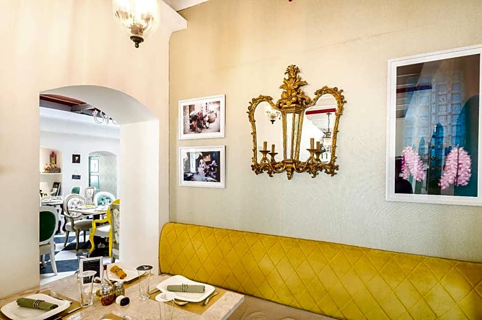 The Corner Courtyard – Calcutta, LA