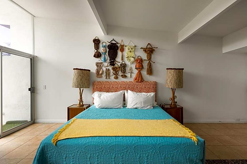 The Monkey Tree by AvantStay Mid-Century Modern Oasis with Pool