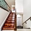 Tropical Oasis - King Beds - Free Netflix & Parking - Fast Wi-Fi