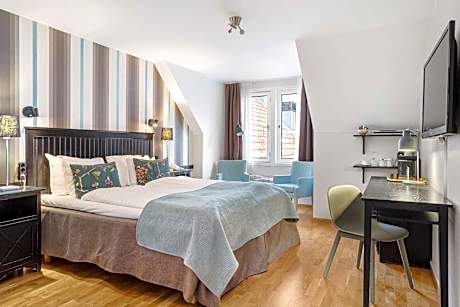 1 Queen Bed Non-Smoking Deluxe Room Top Floor Bathrobe Coffee Maker Air-Conditioned Full Breakfast