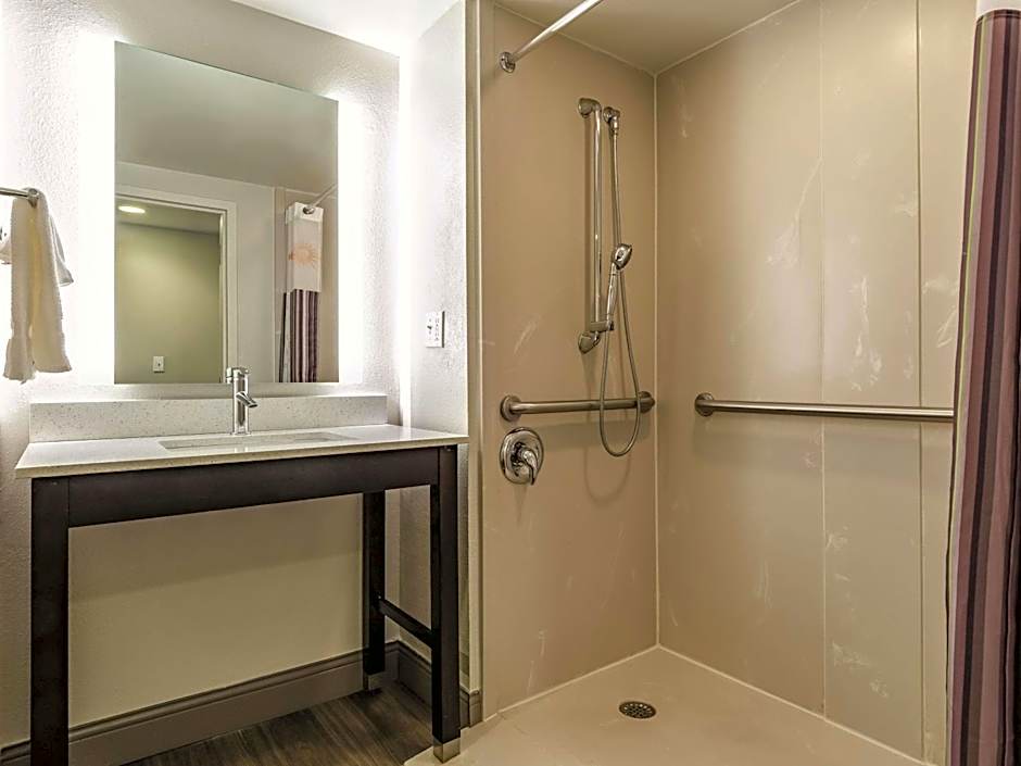 La Quinta Inn & Suites by Wyndham Warwick-Providence Airport