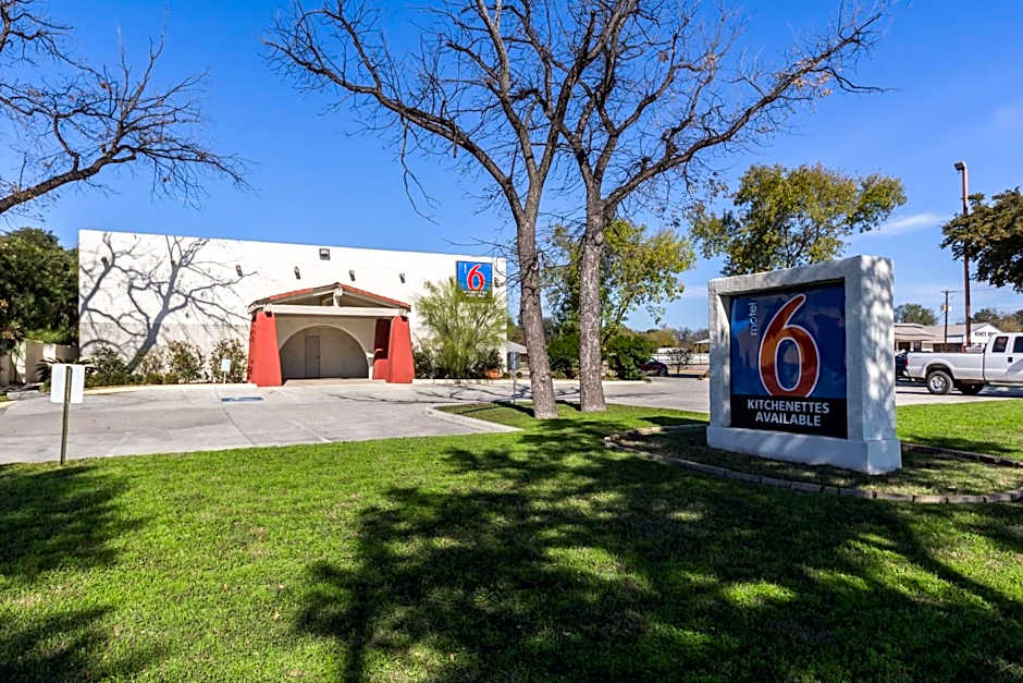 Motel 6-Uvalde, TX
