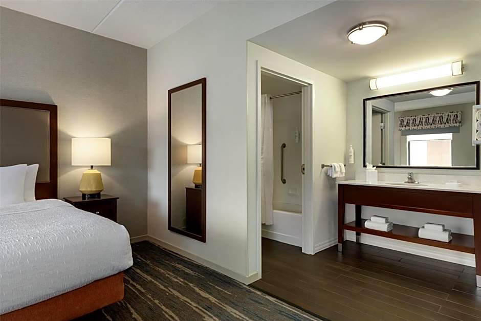 Hampton Inn By Hilton & Suites Pittsburgh/Harmarville