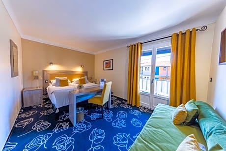 Superior Room with Balcony (2 Adults + 1 Child)