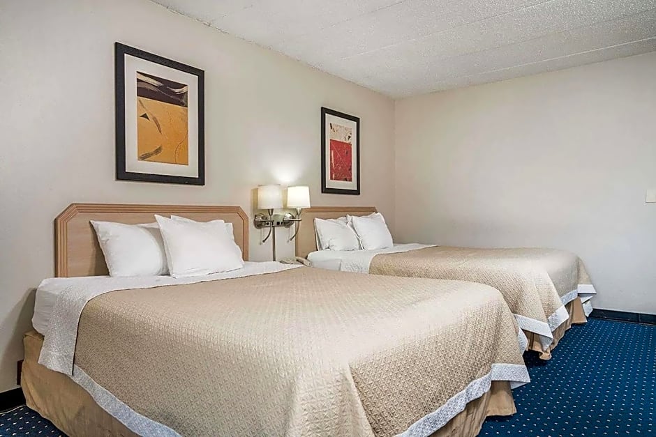 Norwood Inn & Suites La Crosse