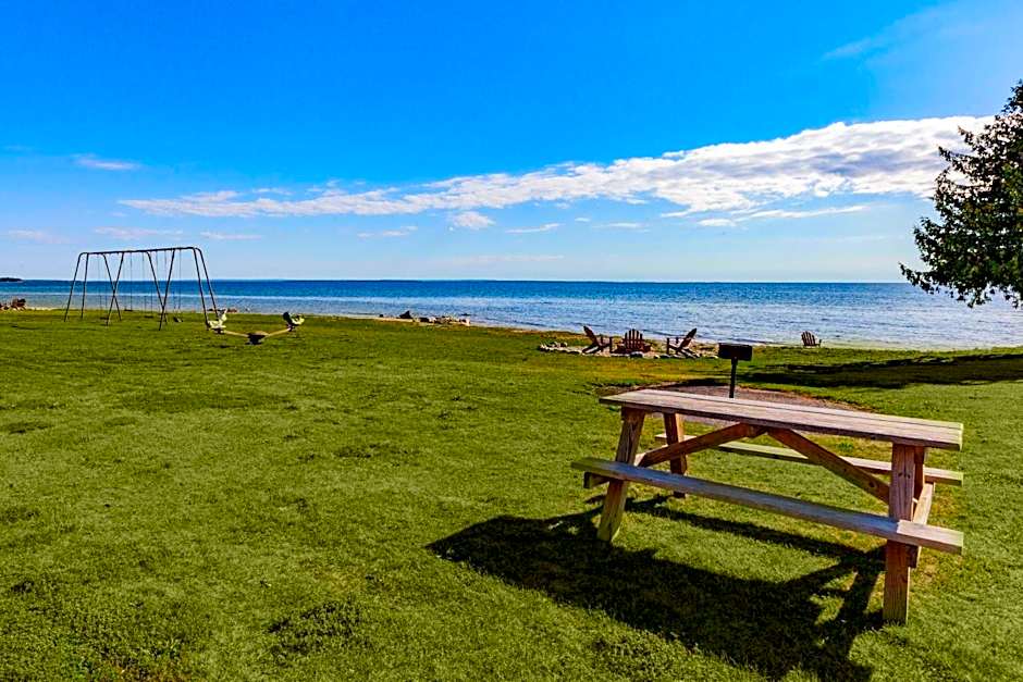Days Inn & Suites by Wyndham St. Ignace Lakefront
