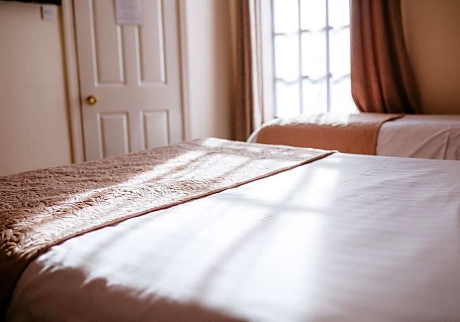 Pymgate Lodge Airport Hotel