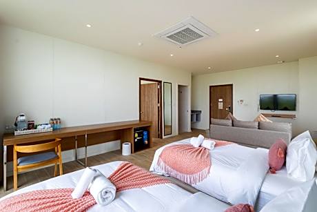 Family Suite with Bathtub