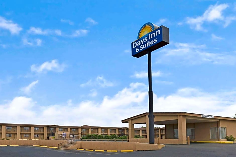 Days Inn & Suites by Wyndham Santa Rosa