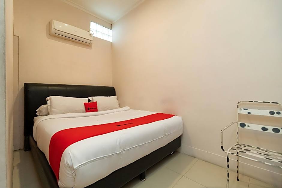 RedDoorz @ Fella Homestay Medan