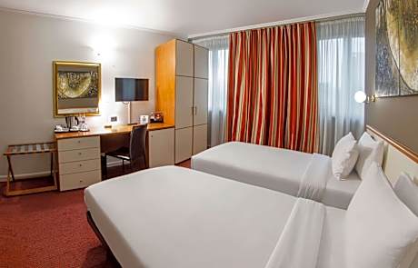 2 Single Beds Non-Smoking Safe Wi-Fi Coffee And Tea Maker Shower Full Breakfast