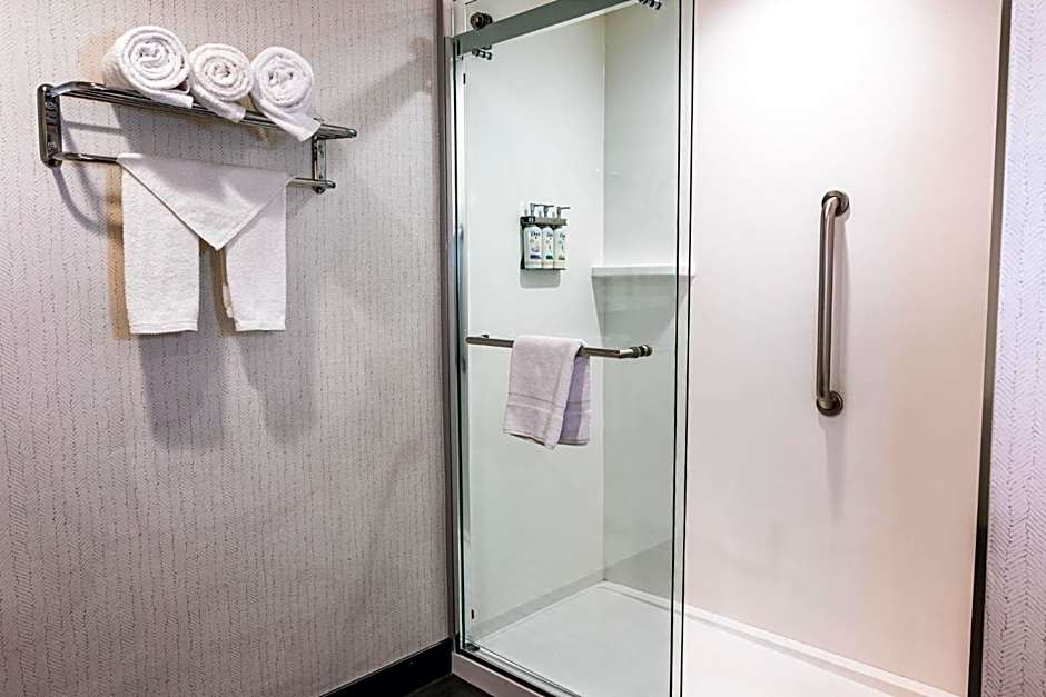 Holiday Inn & Suites Oakland - Airport by IHG