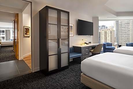 2 Bedroom Executive Suite, Bedroom 1: 1 King, Bedroom 2: 2 Queen