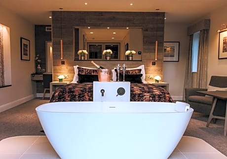 Winander Club Lime Room with Feature Bath
