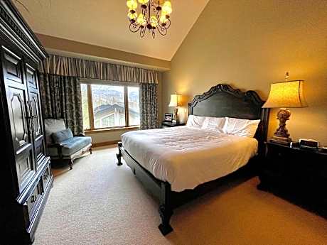 Luxury Five-Bedroom Apartment
