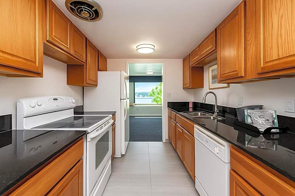 Oyster Bay Inn & Suites