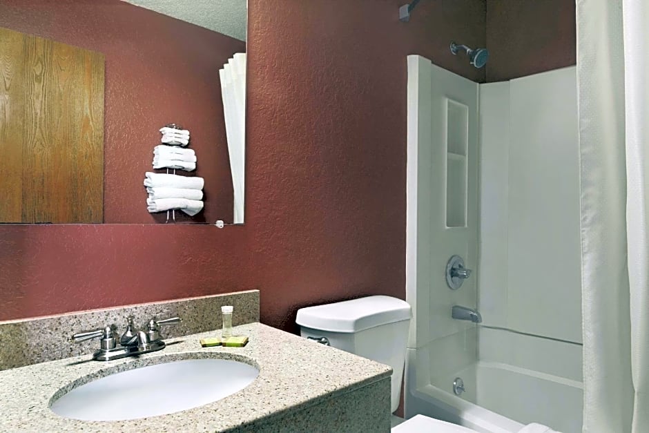 Super 8 by Wyndham Kalamazoo – Kalamazoo, MI