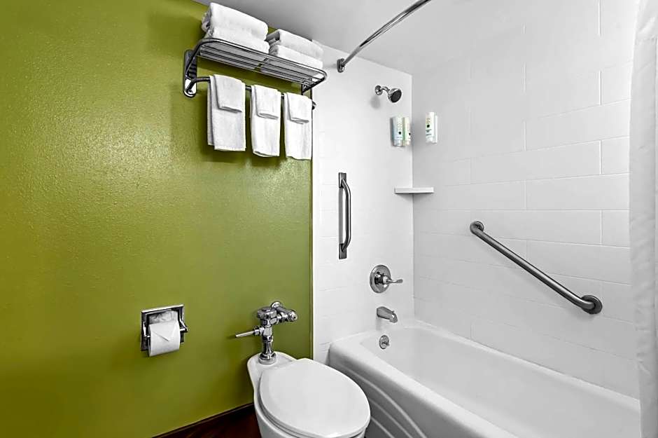 Quality Inn Airport - Cruise Port