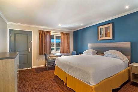 1 King Bed Nsmk Flatsc Micrfg Hispd Continental Breakfast