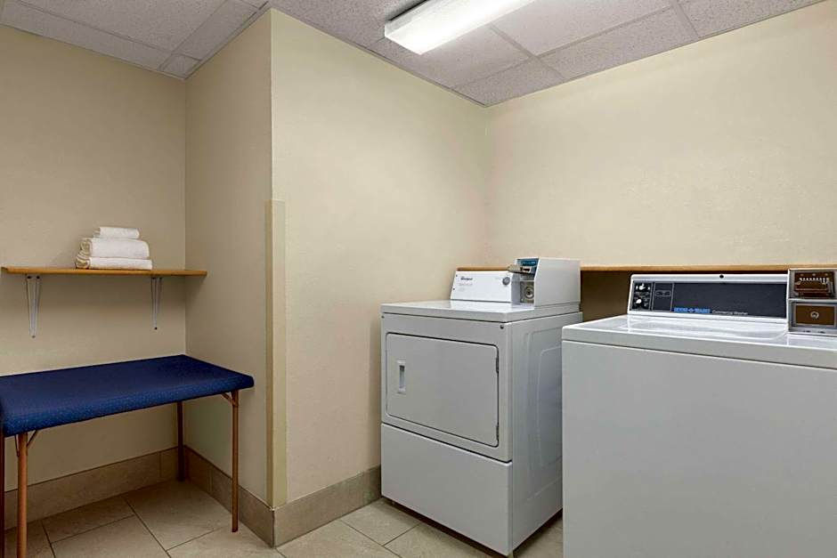 Super 8 by Wyndham Germantown/Milwaukee