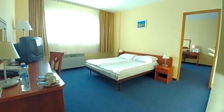 Family Room (2 Adults + 2 Children)