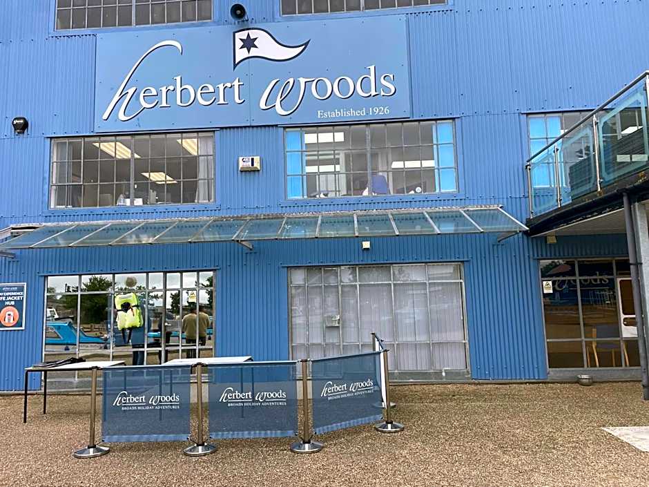 Norfolk Nest 2 bedroom chalet new media wall