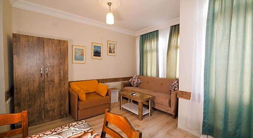 Cleopatra King Apart