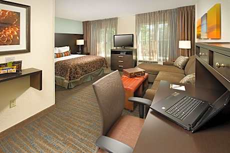 One-Bedroom Queen Suite