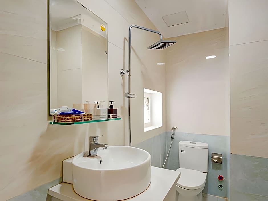 Quang Anh Hotel by The Moment