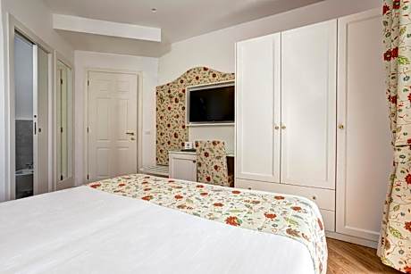 Double Room with Partial Sea View