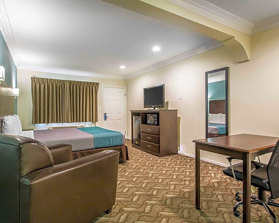 Rodeway Inn & Suites