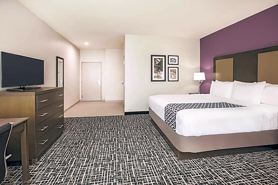La Quinta Inn & Suites by Wyndham Dallas Plano - The Colony