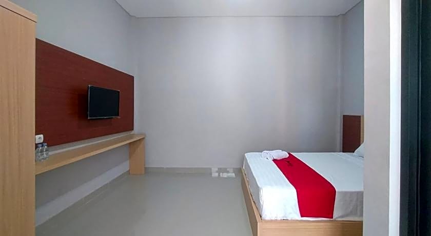 RedDoorz Syariah near Alun Alun Tegal 2