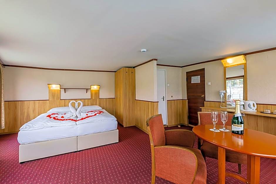 Fortuna Boat Hotel