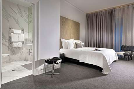 Heritage King Room with Conservatory View