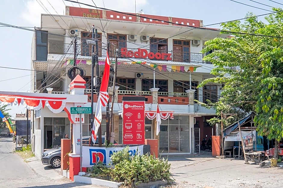 RedDoorz Plus @ Gunungsari Surabaya