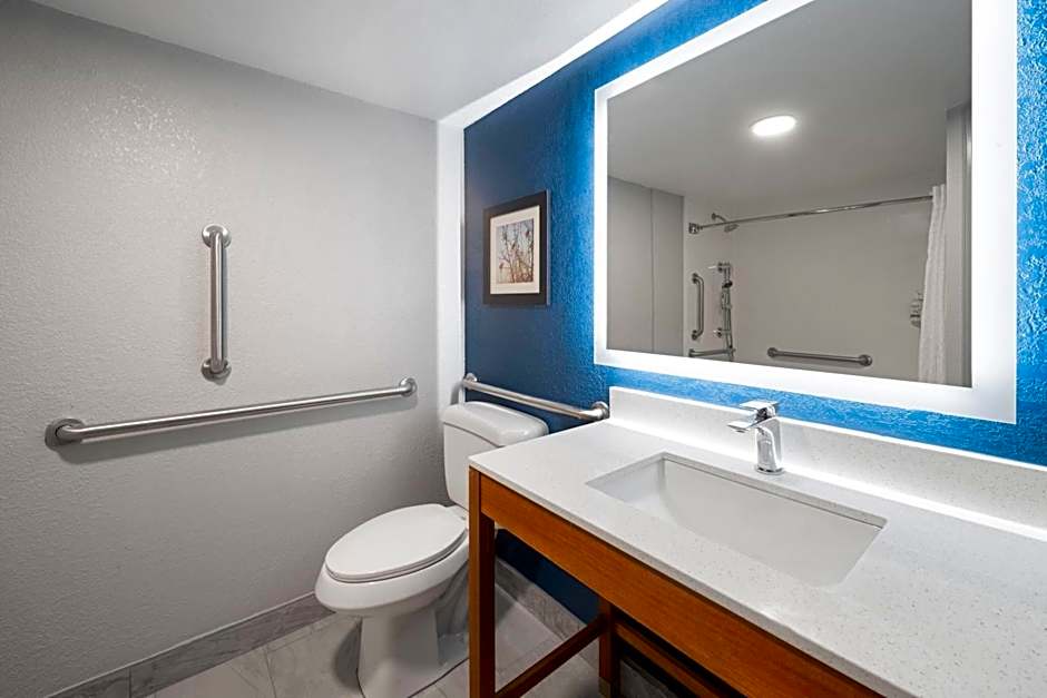 La Quinta Inn & Suites by Wyndham Raleigh Cary