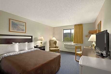 Queen Room - Disability Access/Non-Smoking
