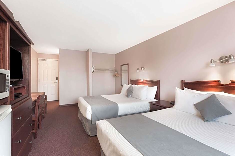 Super 8 by Wyndham Lake Country/Winfield Area