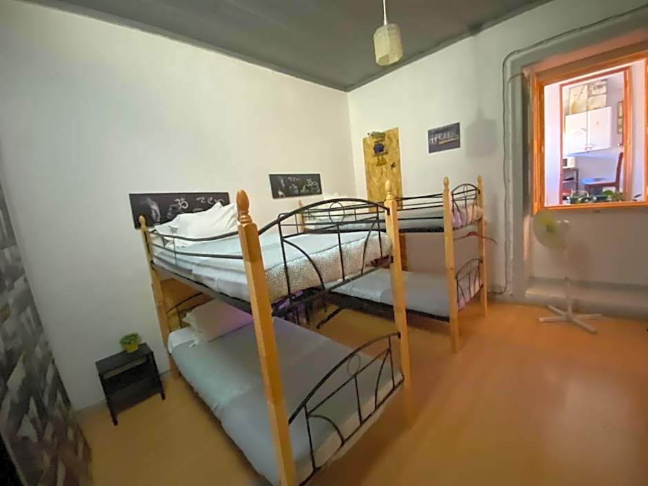 Foto 1 de 2 de Single Bed in Male Dormitory Room